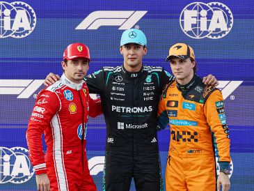 George Russell fue el más rápido de la clasificación en el circuito urbano de Bakú. El piloto de Mercedes superó a Charles Leclerc y Oscar Piastri, quienes completaron las tres primeras posiciones. EFE / A. Haider