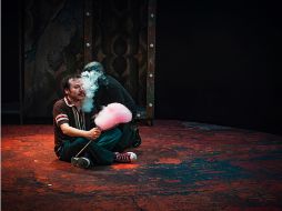 Alejandro Ibarra Morales interpreta a “Magenta”, el hombre que atraviesa esa extraña feria. CORTESÍA
