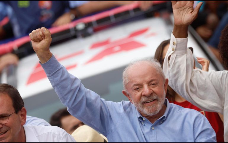 Lula busca dar un último golpe en la recta final de una carrera presidencial muy ajustada, las encuestas lo sitúan en empate técnico con el senador Flávio Bolsonaro. EFE / A. LACERDA
