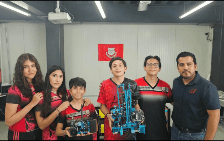 América, Ximena, Pablo, Juan, Rodrigo y el profesor Betancourt están listos para el reto (de izquierda a derecha). CORTESÍA