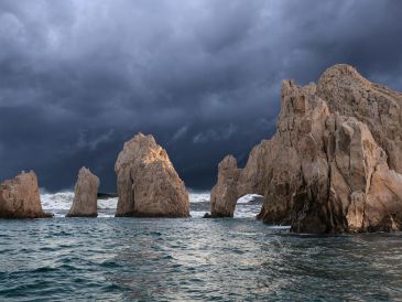 Aunque el centro del huracán "Polo" permanece alejado de la península, su circulación incrementará la probabilidad de intervalos de chubascos en Baja California Sur. ESPECIAL / CANVA