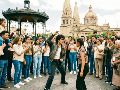 Dos personas se enfrentan, realizan gestos, poses o movimientos, y una audiencia decide quién proyecta mayor presencia. CORTESíA