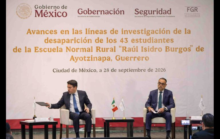 El subsecretario de Derechos Humanos, Población y Migración, Arturo Medina; y Mauricio Pazarán, titular de la Unidad de Investigación del Caso Ayotzinapa, presentaron avances este lunes. SUN/S. Cadena