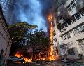 Un incendio arde en el hospital Dobrobut tras un ataque ruso con drones en el centro de Kiev, Ucrania. AP/E. Maloletka
