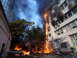 Un incendio arde en el hospital Dobrobut tras un ataque ruso con drones en el centro de Kiev, Ucrania. AP/E. Maloletka