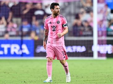 Messi tomó el balón para preparar su disparo. Fue en ese preciso instante cuando la afición local comenzó a meterle presión desde la grada. IMAGO7.