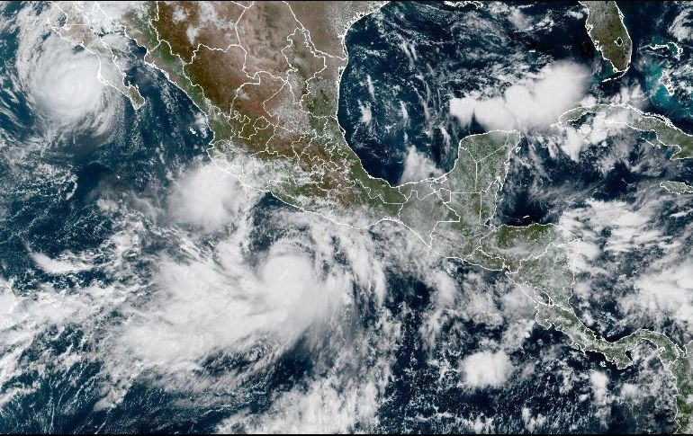 El huracán Polo (arriba) y la tormenta tropical Rachel (abajo) afectan el clima de México. EFE/NOAA-NHC
