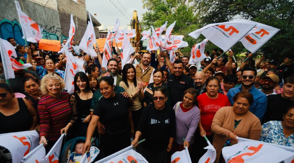 El presidente municipal Gerardo Quirino Velázquez Chávez, acompañado de vecinos de la zona, encabezó el arranque de los trabajos. ESPECIAL/Gobierno de Tlajomulco