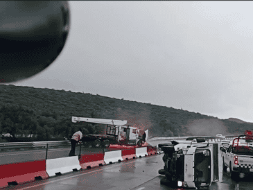 Un video difundido en redes sociales permite observar la manera en la que un hombre salvó su vida saltando el muro de contención que divide los carriles en el Arco Norte. ESPECIAL