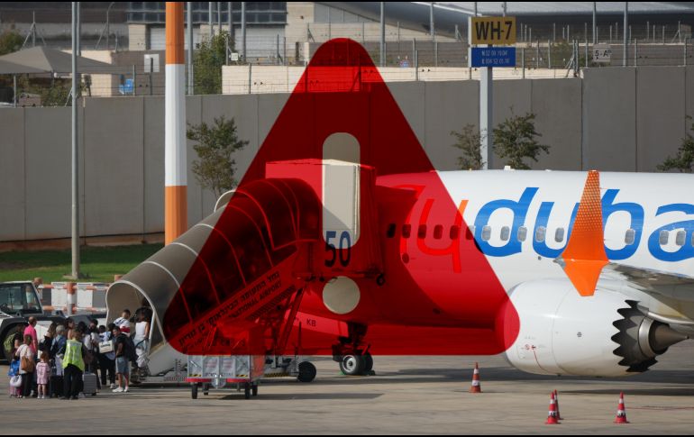 Pasajeros embarcan en un avión de FlyDubai en el Aeropuerto Internacional Ben Gurión, cerca de Tel Aviv, Israel, el miercoles 30 de septiembre de 2026. AP / Ariel Schalit