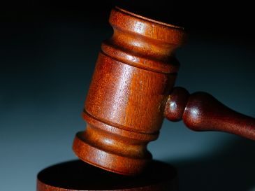 La acusación formal también imputa a Ortiz 10 cargos de agresión con un arma de asalto, uno por cada una de las personas en las dos propiedades. UNSPLASH