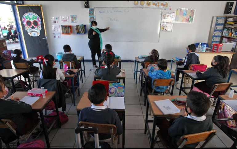 Con la actualización emitida por la Secretaría de Educación, la suspensión queda sin efecto para este jueves y los estudiantes podrán regresar a las aulas. EL INFORMADOR / CANVA