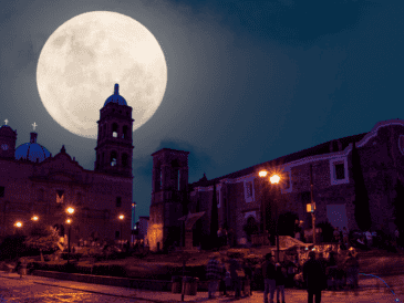 Este año, el fenómeno astronómico más esperado por los entusiastas del cielo nocturno es la Luna del Cazador. ESPECIAL / CANVA