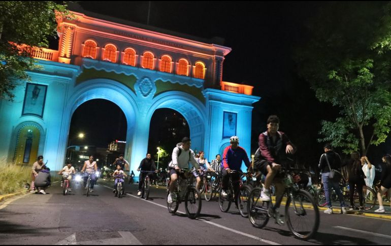Un atractivo principal es la Vía RecreActiva nocturna, que permite recorrer la ciudad sin vehículos motorizados. ESPECIAL/Gobierno de Guadalajara