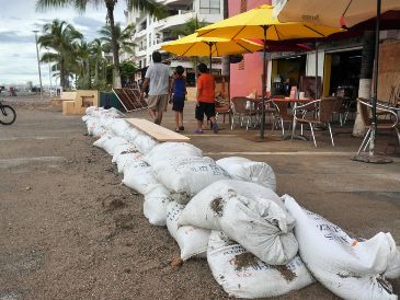 Fotografía de costales de arena como prevención ante el paso del huracán "Rachel" este jueves, en el malecón de Puerto Vallarta. EFE/A. Montero