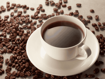 La calidad del café empieza mucho antes de llegar a la taza, pues se relaciona con el origen, la variedad, la altitud, la forma en que se cultivó y cosechó, el proceso que recibió el grano y, finalmente, el tueste. CANVA