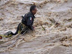 El hombre fue arrastrado por la corriente del río junto con su esposa y dos hijos en la localidad de La Cuesta. AFP/ARCHIVO