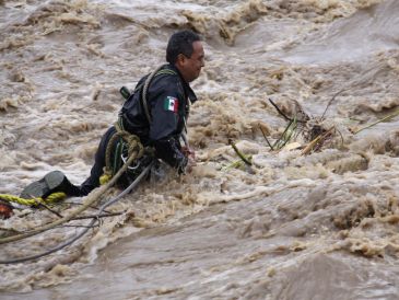 El hombre fue arrastrado por la corriente del río junto con su esposa y dos hijos en la localidad de La Cuesta. AFP/ARCHIVO