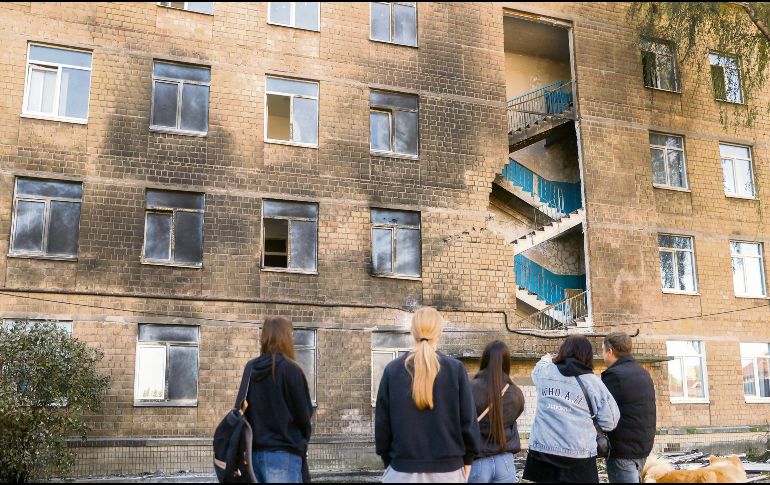 Un grupo de estudiantes en Kiev observa su escuela, impactada por drones rusos durante los últimos días. EFE
