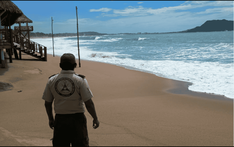 La mañana de este viernes 2 de octubre, Protección Civil de Puerto Vallarta confirmó que persiste la bandera roja en todas las playas del municipio. ESPECIAL/Protección Civil Jalisco
