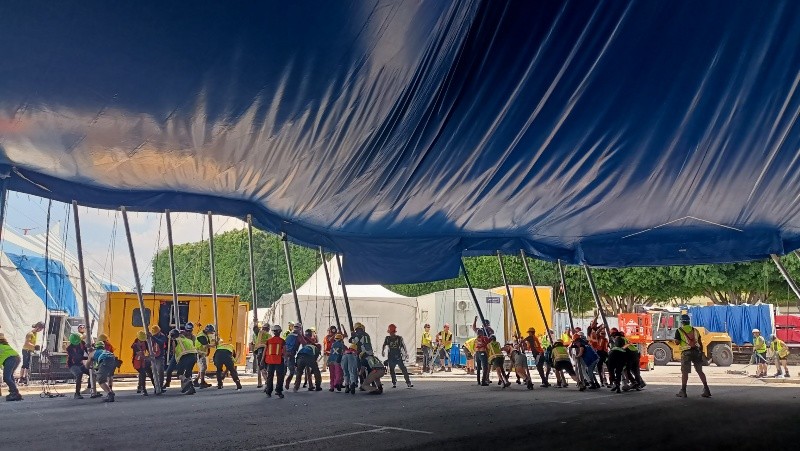 &nbsp;El equipo técnico se encargó de levantar la Gran Carpa / Foto: A. Aguilera 