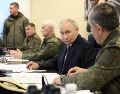 Durante su visita, Putin inspeccionó una serie de armas, incluidos nuevos drones Geran de propulsión a chorro utilizados contra Ucrania. EFE/A. Kazarov