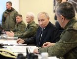 Durante su visita, Putin inspeccionó una serie de armas, incluidos nuevos drones Geran de propulsión a chorro utilizados contra Ucrania. EFE/A. Kazarov