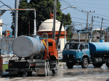 La combinación de apagones prolongados y la falta de agua potable ha generado un profundo impacto social en la isla, traduciéndose en un aumento sin precedentes de las protestas ciudadanas. EFE/ARCHIVO