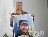 Stacey Wales, hermana del fallecido Christopher Pelkey, muestra una foto de su hermano en la casa de su madre, el 7 de mayo de 2025, en Chandler, Arizona. AP/ARCHIVO