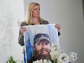 Stacey Wales, hermana del fallecido Christopher Pelkey, muestra una foto de su hermano en la casa de su madre, el 7 de mayo de 2025, en Chandler, Arizona. AP/ARCHIVO