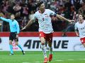 Lewandowski consiguió un triplete para encabezar una golada 6-0 a Rumania en la Liga B. AP / L. SZYMANSKI
