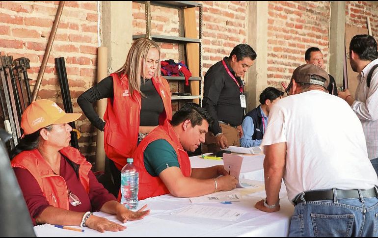 Comerciantes locales recibieron apoyos directos de 40 mil pesos para reactivar sus actividades productivas y mercancías. ESPECIAL