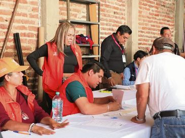 Comerciantes locales recibieron apoyos directos de 40 mil pesos para reactivar sus actividades productivas y mercancías. ESPECIAL