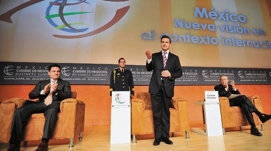 El gobernador de Jalisco, Aristóteles Sandoval Díaz; el Presidente de México, Enrique Peña Nieto;y Miguel Alemán Velasco, presidente de México Cumbre de Negocios. EL INFORMADOR/Archivo