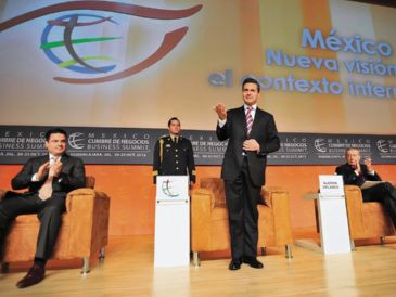 El gobernador de Jalisco, Aristóteles Sandoval Díaz; el Presidente de México, Enrique Peña Nieto;y Miguel Alemán Velasco, presidente de México Cumbre de Negocios. EL INFORMADOR/Archivo
