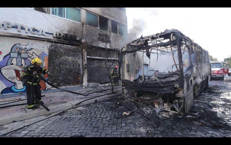 El camión quedó totalmente destruido debido a las llamas. ESPECIAL/Bomberos de Guadalajara