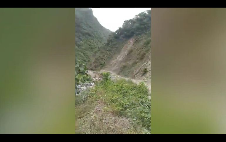Luego del accidente, las autoridades regionales desplazaron maquinaria para atender el derrumbe en la zona afectada. X