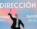 David Pablos posa con el premio a Mejor Dirección por la película 