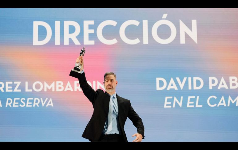 David Pablos posa con el premio a Mejor Dirección por la película 'En el camino' este sábado, durante la 68 edición de los Premios Ariel. EFE/S. Gutiérrez