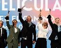 “En el camino”. La cinta obtuvo seis estatuillas, entre ellas las de Mejor Actor, para Osvaldo Sánchez (segundo de izquierda a derecha); Coactuación Masculina, para Mariano López Sosa (al centro), y Mejor Dirección, para David Pablos. EFE/S. Gutiérrez