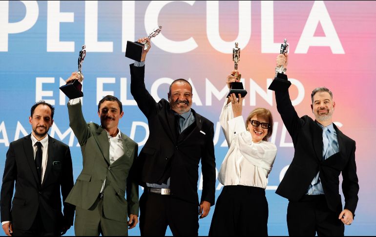 “En el camino”. La cinta obtuvo seis estatuillas, entre ellas las de Mejor Actor, para Osvaldo Sánchez (segundo de izquierda a derecha); Coactuación Masculina, para Mariano López Sosa (al centro), y Mejor Dirección, para David Pablos. EFE/S. Gutiérrez