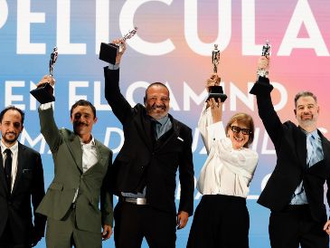 “En el camino”. La cinta obtuvo seis estatuillas, entre ellas las de Mejor Actor, para Osvaldo Sánchez (segundo de izquierda a derecha); Coactuación Masculina, para Mariano López Sosa (al centro), y Mejor Dirección, para David Pablos. EFE/S. Gutiérrez