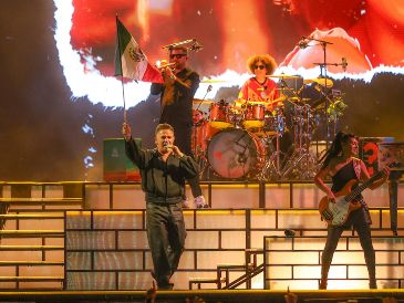 Alejandro Sanz. El cantautor tomó una bandera de México durante la interpretación de su tema “Por bandera”. EL INFORMADOR/A. Navarro
