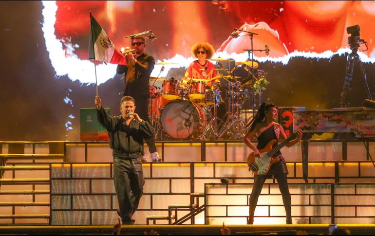 Alejandro Sanz. El cantautor tomó una bandera de México durante la interpretación de su tema “Por bandera”. EL INFORMADOR/A. Navarro