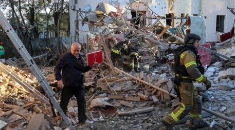 Destrozos en un barrio de Jarkov atacado por Rusia este 2 de octubre. EFE/ S. KOZLOV