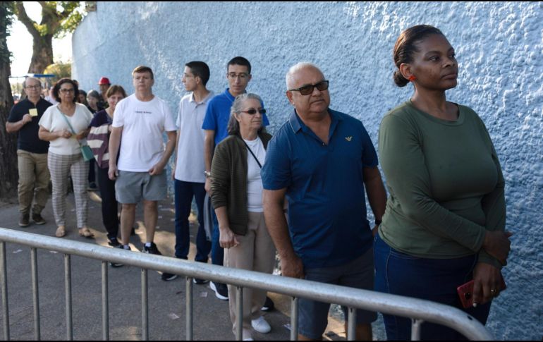 Personas hacen fila para votar en la Escuela Estatal João Firmino Correia de Araújo durante la primera vuelta de las elecciones a la Presidencia de Brasil este domingo, en Sao Bernardo Do Campo. EFE/I. Fontana