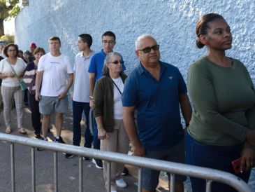 Personas hacen fila para votar en la Escuela Estatal João Firmino Correia de Araújo durante la primera vuelta de las elecciones a la Presidencia de Brasil este domingo, en Sao Bernardo Do Campo. EFE/I. Fontana