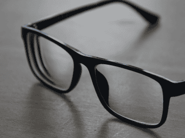 Más que utilizar productos complicados, el cuidado de los anteojos depende de evitar que partículas abrasivas entren en contacto con los cristales y reducir la fricción durante la limpieza. CANVA