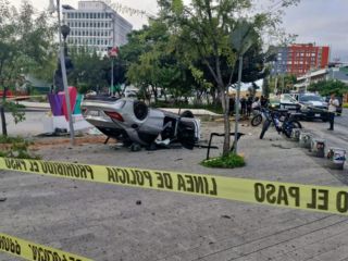 Al no contar con una póliza, será el conductor quien deba pagar los daños ocasionados a la explanada de Zapopan. ESPECIAL