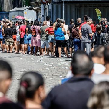 Personas hacen fila en un puesto de votación del pasado domingo, en el barrio de Bonsucesso cerca al complejo de favelas de Maré, en Río de Janeiro. EFE/ A. Coelho